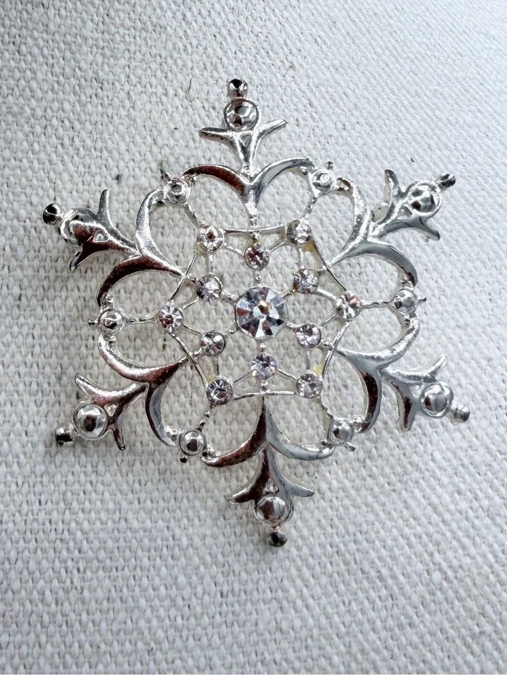NEW Snowflake Brooch Pin Brilliant Clear Rhinestones Bright Silver-Tone Jewelry